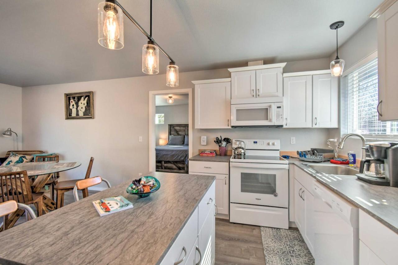 Canal Cottage Retreat With Dock And Waterfront Views Ocean Shores Bagian luar foto
